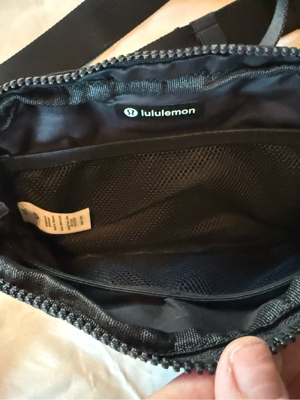 lululemon athletica Black 2L Everywhere Belt Bag - Picture 3 of 4